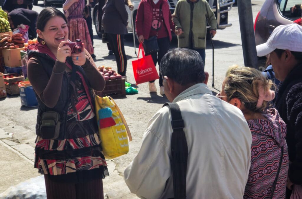 Participante tomando fotos en los mercados - Ph. Freddy Barragan