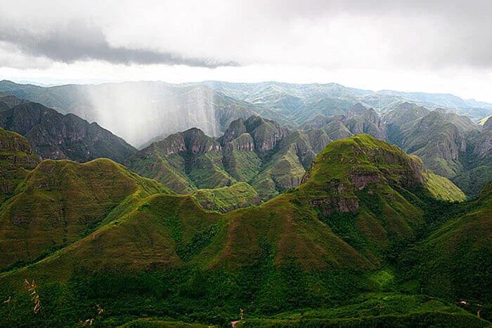 Montañas cubiertas de bosque en el Parque Nacional Madidi