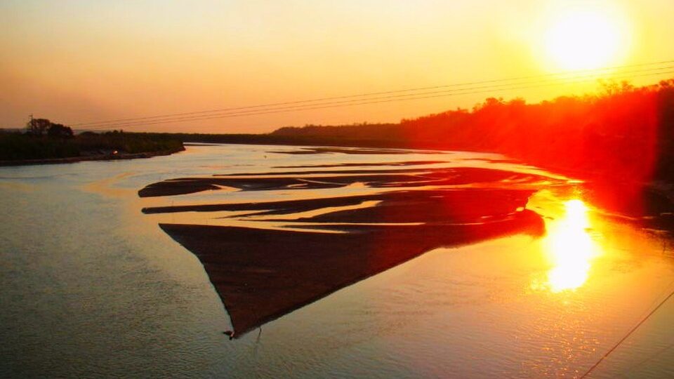 Atardecer sobre un río del Chaco