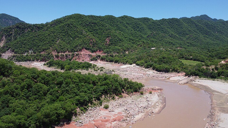 Río del Chaco entre cerros cubiertos de bosque
