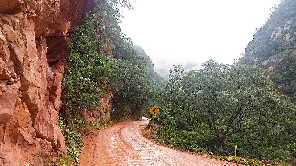 Camino de tierra junto a paredes rojizas en el Chaco