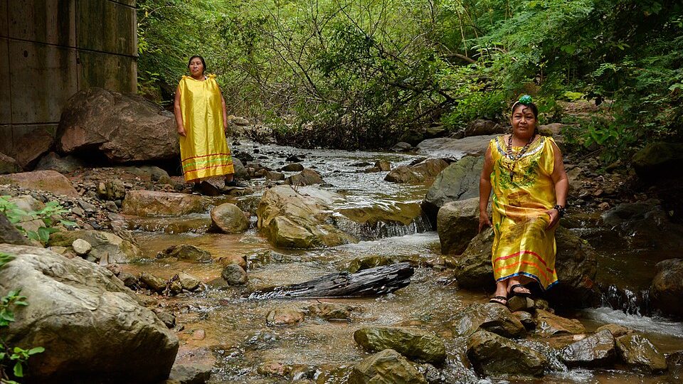 Dos mujeres en un arroyo del bosque chaqueño
