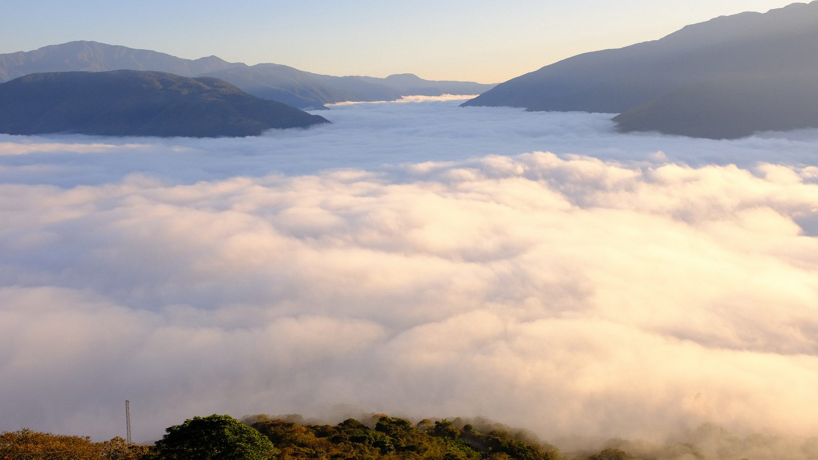 Mar de nubes entre montañas de los Yungas