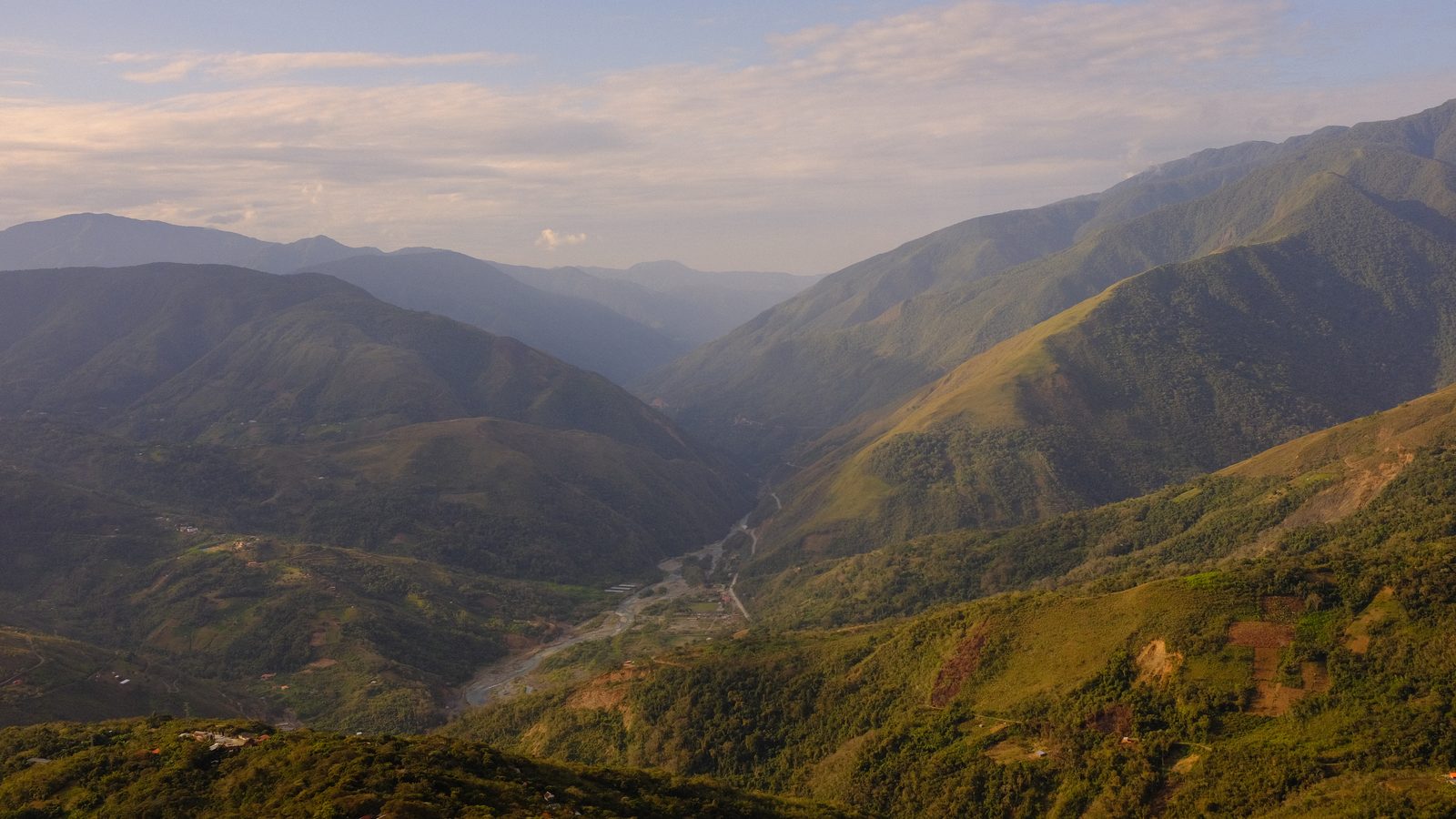 Valles montañosos de los Yungas al atardecer